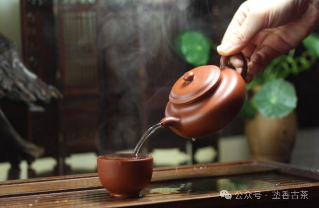 為何紫砂壺泡普洱茶更好喝？