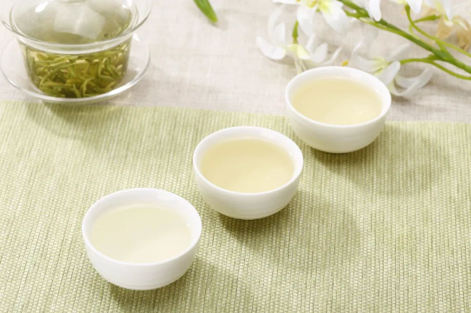 好白茶喝起來(lái)是什么味道？